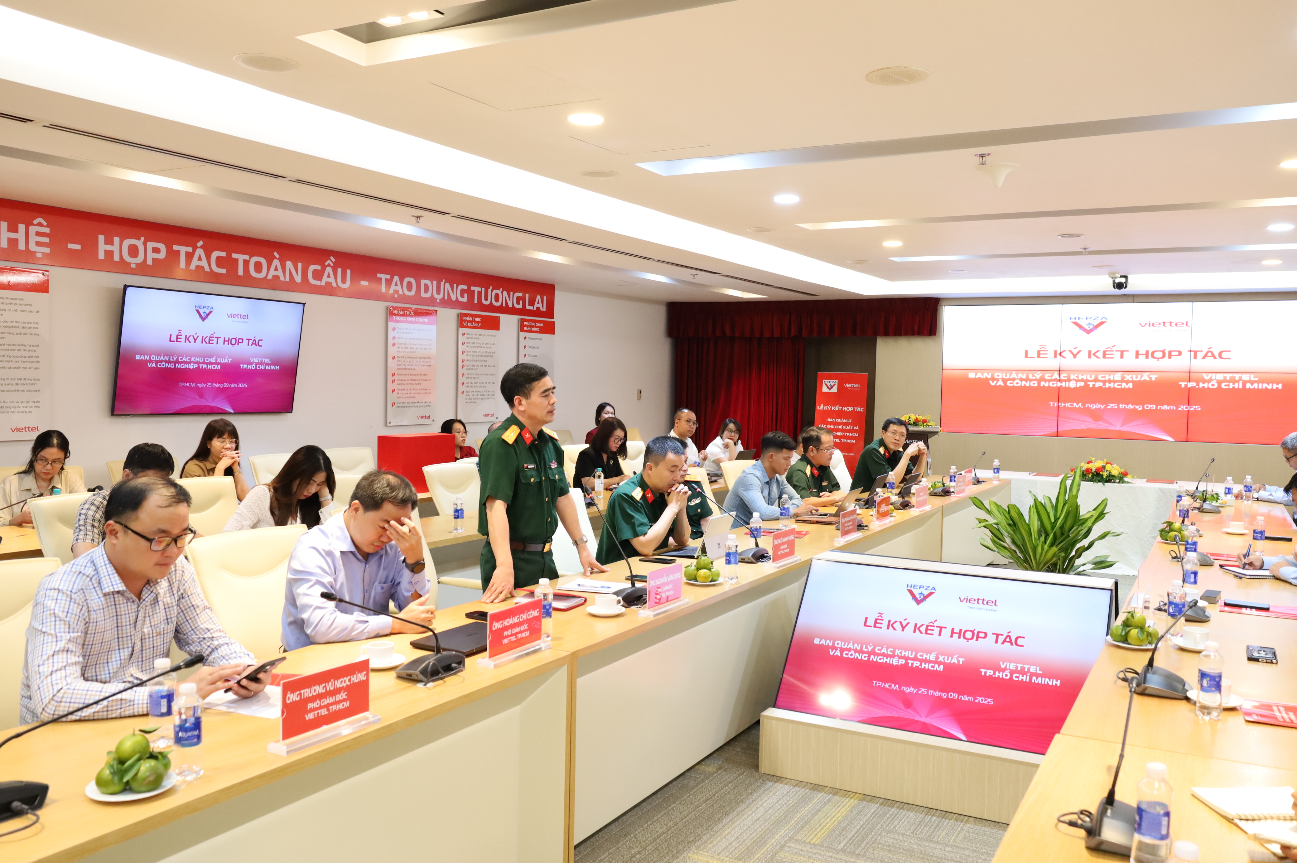Đc Nguyễn Văn Dũng - PGĐ KHDN Viettel TP.HCM trao đổi thêm về các nội dung hợp tác