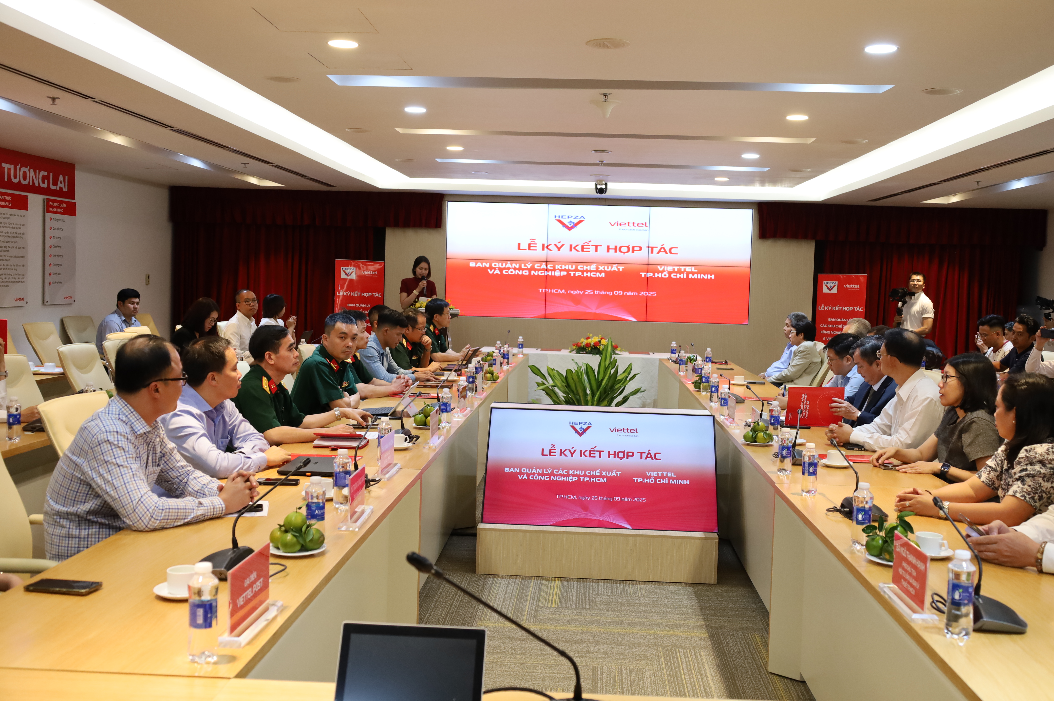 Tại lễ ký kết hợp tác giữa Viettel TP.HCM và HEPZA