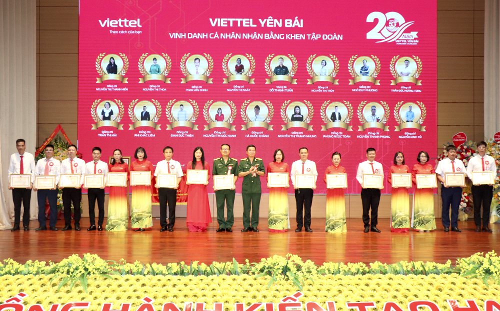 Trao khen thuong 1