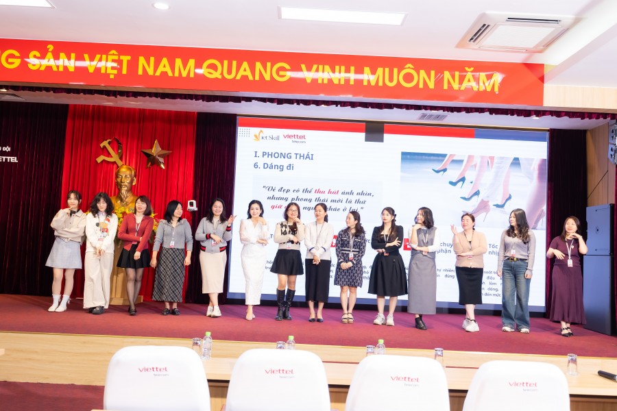 Các chị em TT ĐHBH hăng hái tham gia thực hành trong buổi tọa đàm Phụ Nữ khí chất