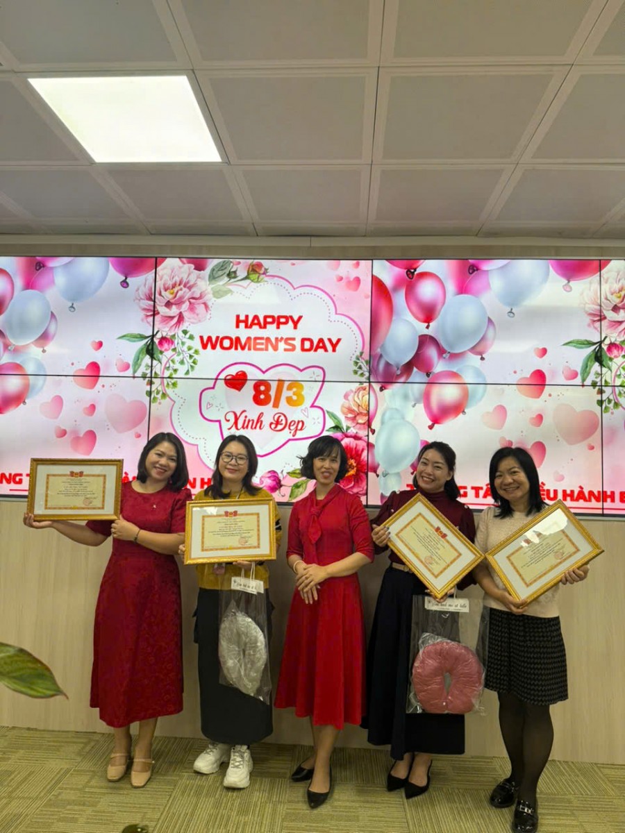 Những gương mặt hân hoan khi nhận giấy khen Cán bộ phụ nữ Giỏi năm 2024