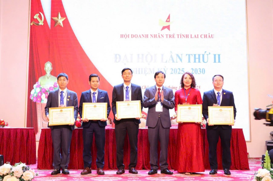 Đồng chí Nguyễn Ngọc Nguyên nhận Bằng khen của Chủ tịch UBND tỉnh Lai Châu