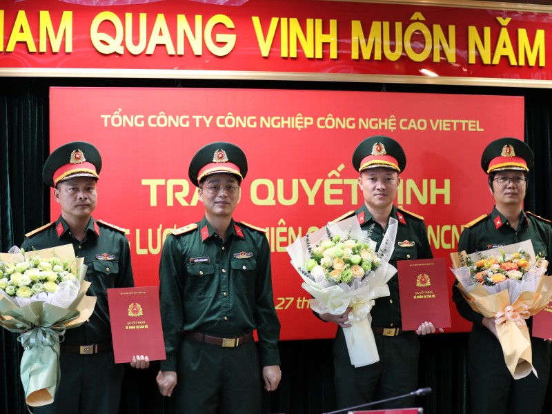 Trao quyết định nâng bậc lương QNCN 2022 với 4 CBNV VHT