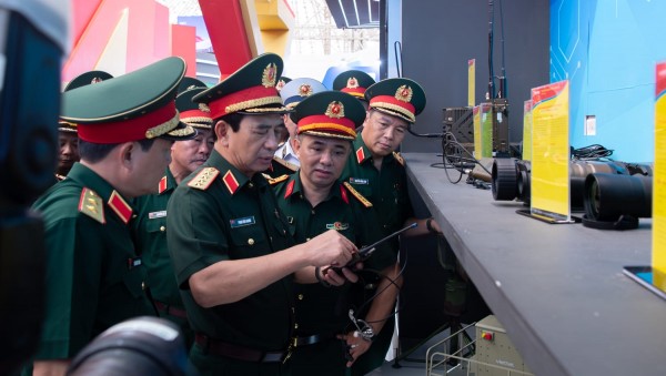 Đại tướng Phan Văn Giang kiểm tra, biểu dương sản phẩm Viettel tại Triển lãm A80