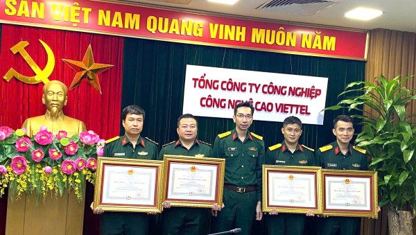 Khối 3 trao Huân chương chiến sĩ vẻ vang và biểu dương thành tích cá nhân, tập thể xuất sắc của Quý.