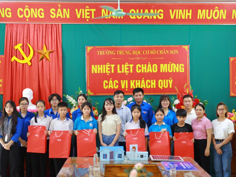 Mang tri thức và yêu thương đến trẻ em vùng cao