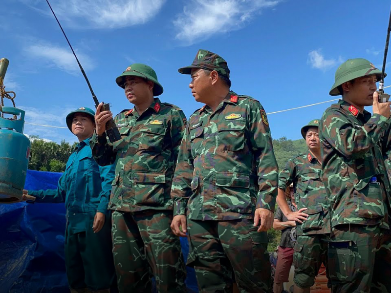 Máy thông tin VHT: Giữ dòng liên lạc trong bão lũ