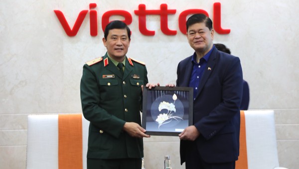 Thứ trưởng Bộ Quốc phòng Philippines trải nghiệm mô phỏng bắn súng Viettel