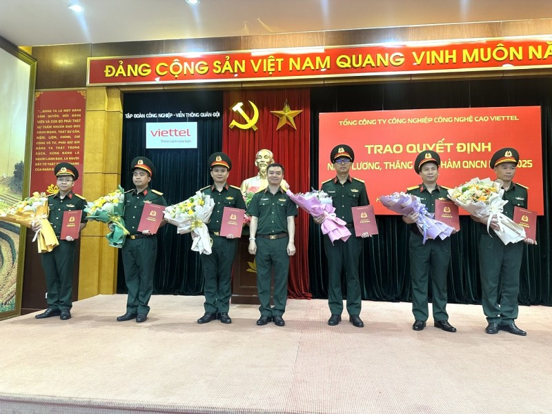 Trao quyết định nâng lương, thăng quân hàm QNCN năm 2025 cho 7 đồng chí