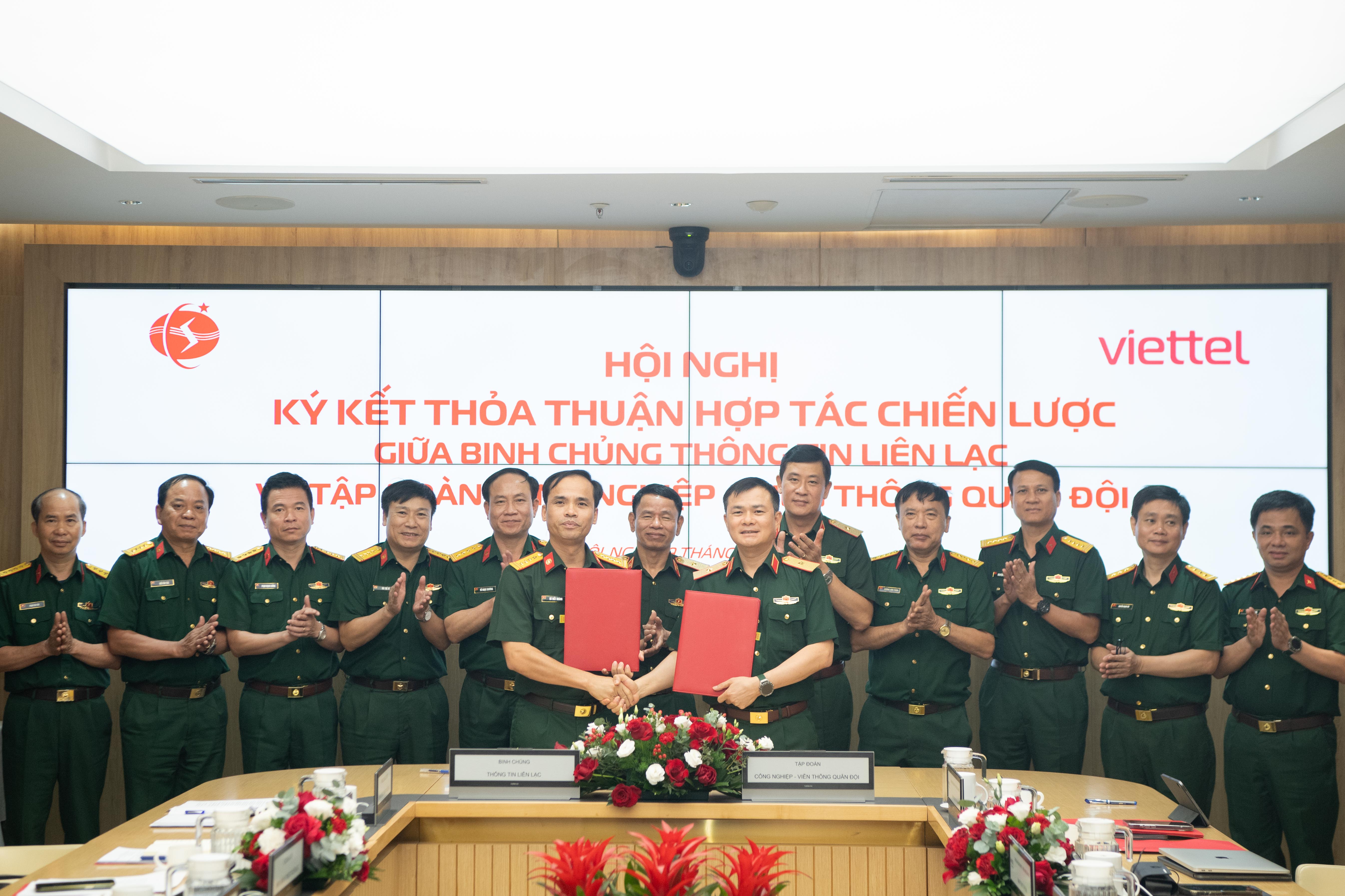 20240809-chu-tich-ky-ttht-voi-binh-chung-ttll-2