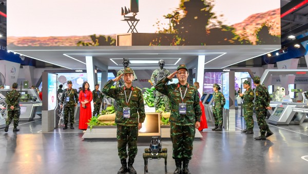 Bùng nổ visual "siêu chất" của nhân sự VHT tại Vietnam Defence 2024