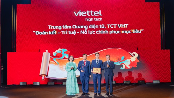 Khoảnh khắc Trung tâm Quang điện tử và Giám đốc Nguyễn Văn Hải được vinh danh tại Viettel's Stars 2024