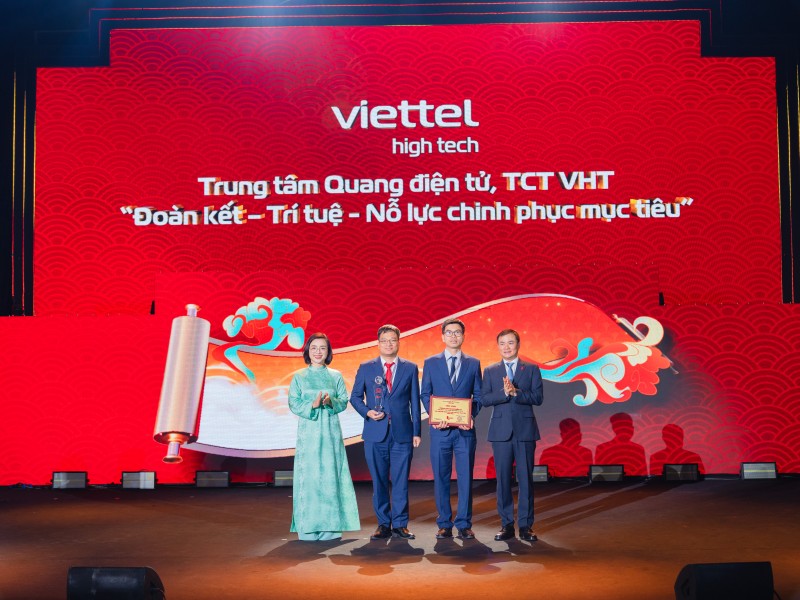 Khoảnh khắc Trung tâm Quang điện tử và Giám đốc Nguyễn Văn Hải được vinh danh tại Viettel's Stars 2024