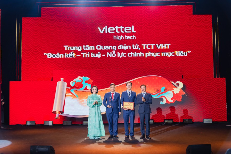 Khoảnh khắc Trung tâm Quang điện tử và Giám đốc Nguyễn Văn Hải được vinh danh tại Viettel's Stars 2024