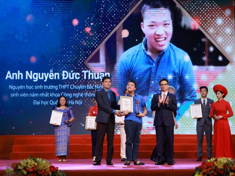 Chàng trai 19 tuổi không để bại não thể co cứng hạ gục trước cuộc đời và mong ước của người bố: Con có thể về làm tại Viettel