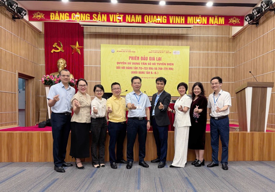 Đoàn đấu giá của Viettel tại trụ sở Bộ Khoa học và Công nghệ