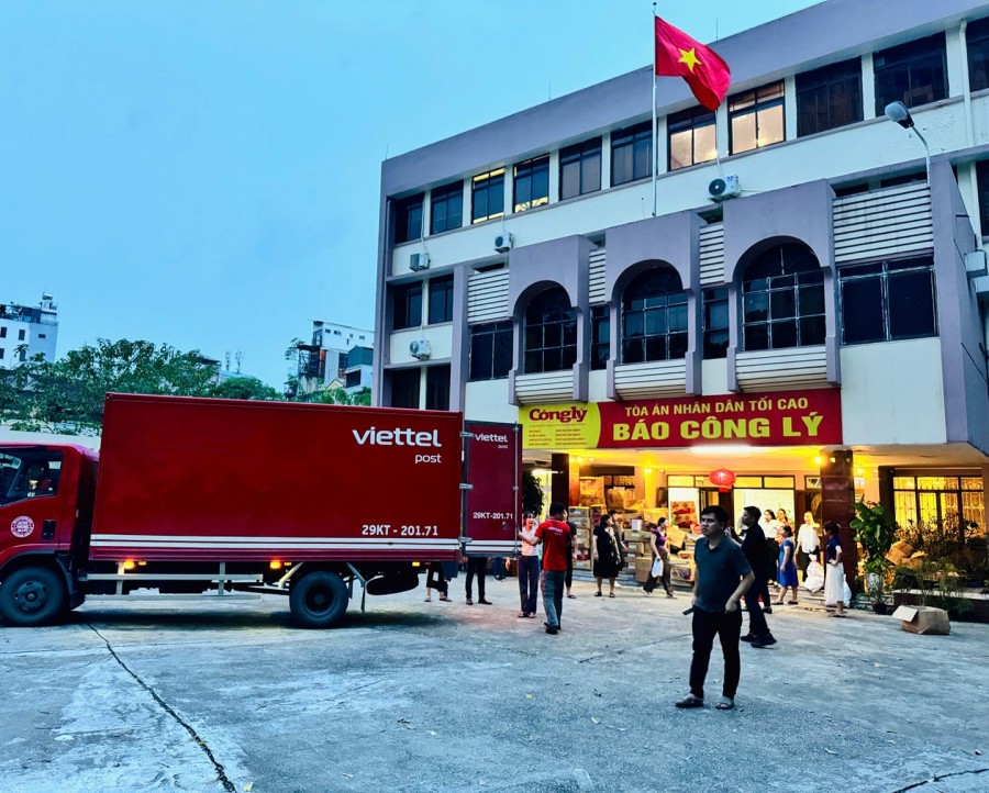 Xe tải của Viettel Post nhận hàng từ trụ sở Báo Công lý để chở lên xã Nậm Đét cứu trợ bà con vùng lũ.