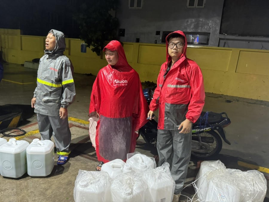 Đồng chí Trưởng Bưu cục đi hỗ trợ đơn vị anh em Viettel khác trên địa bàn nơi tiền tuyến