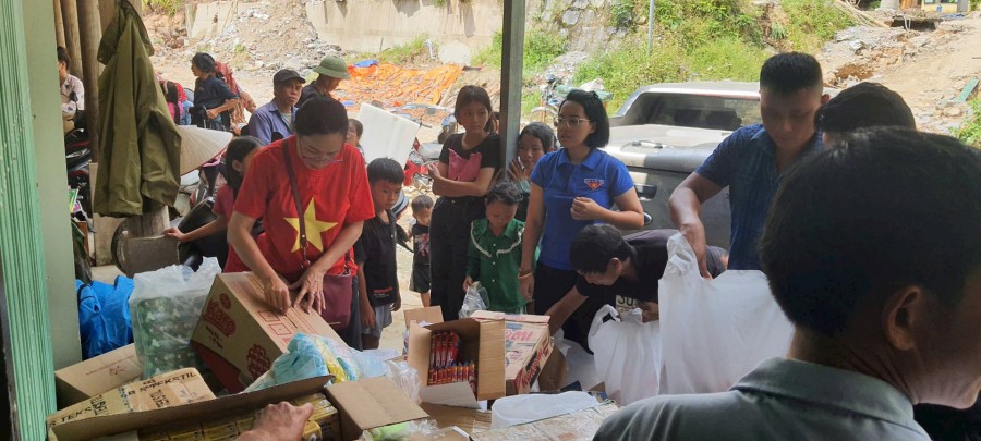 Trao quà cứu trợ cho bà con xã Nậm Khánh.