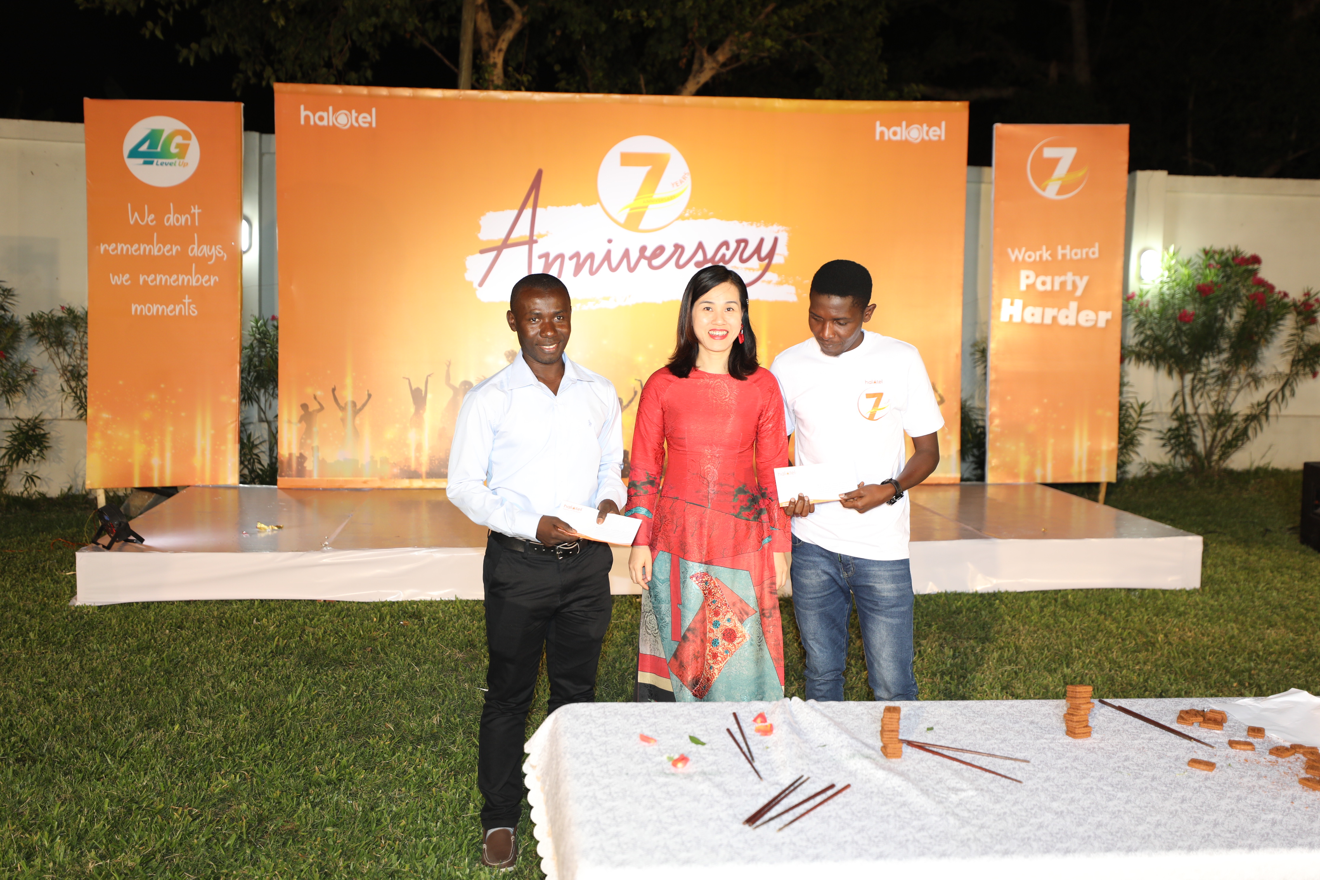 2022.10 Halotel 7 year. Winners of Chopstict game, Mrs Hoa handed over the cash gift