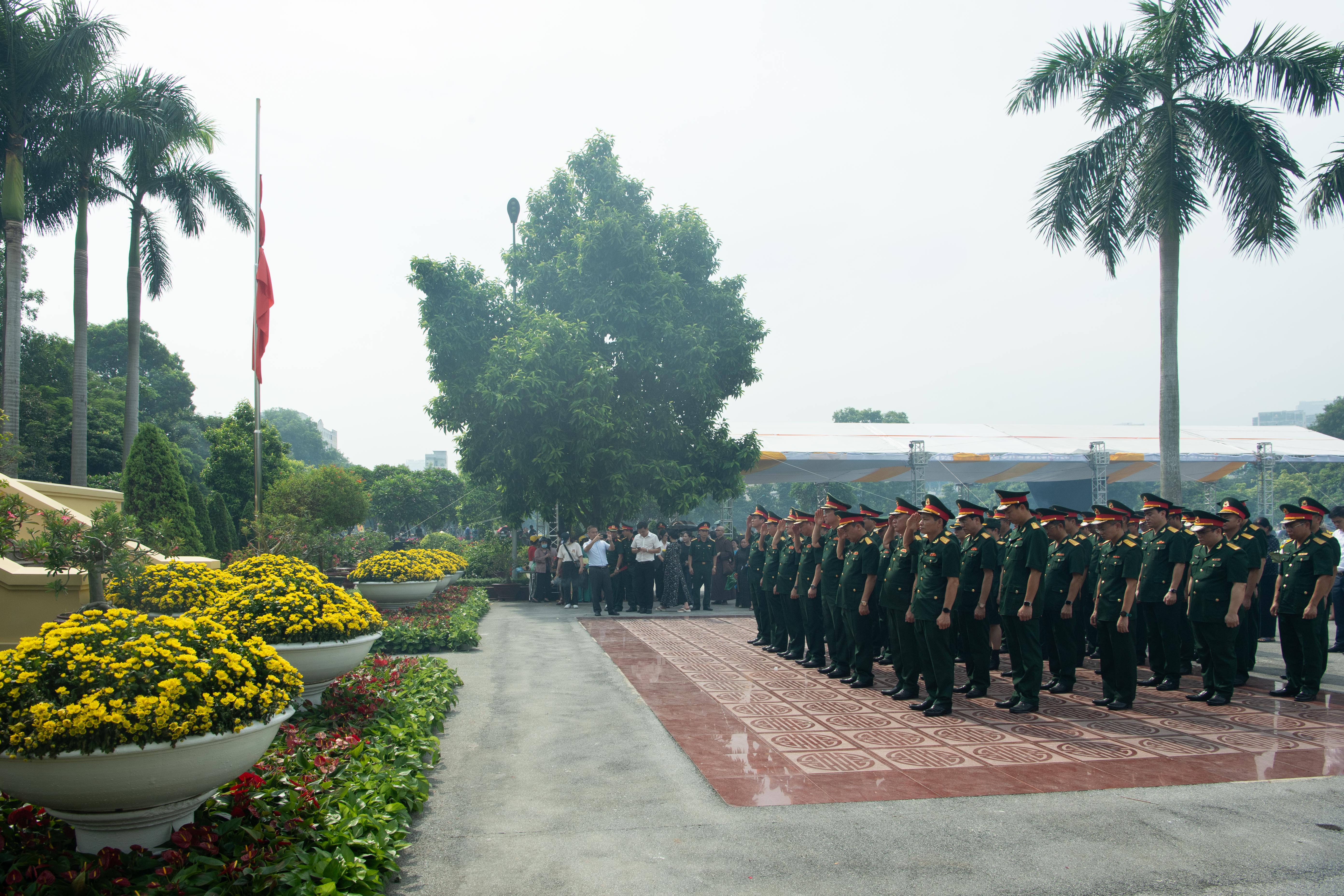 20240727 Lanh dao Tap doan vieng Lang Bac-05