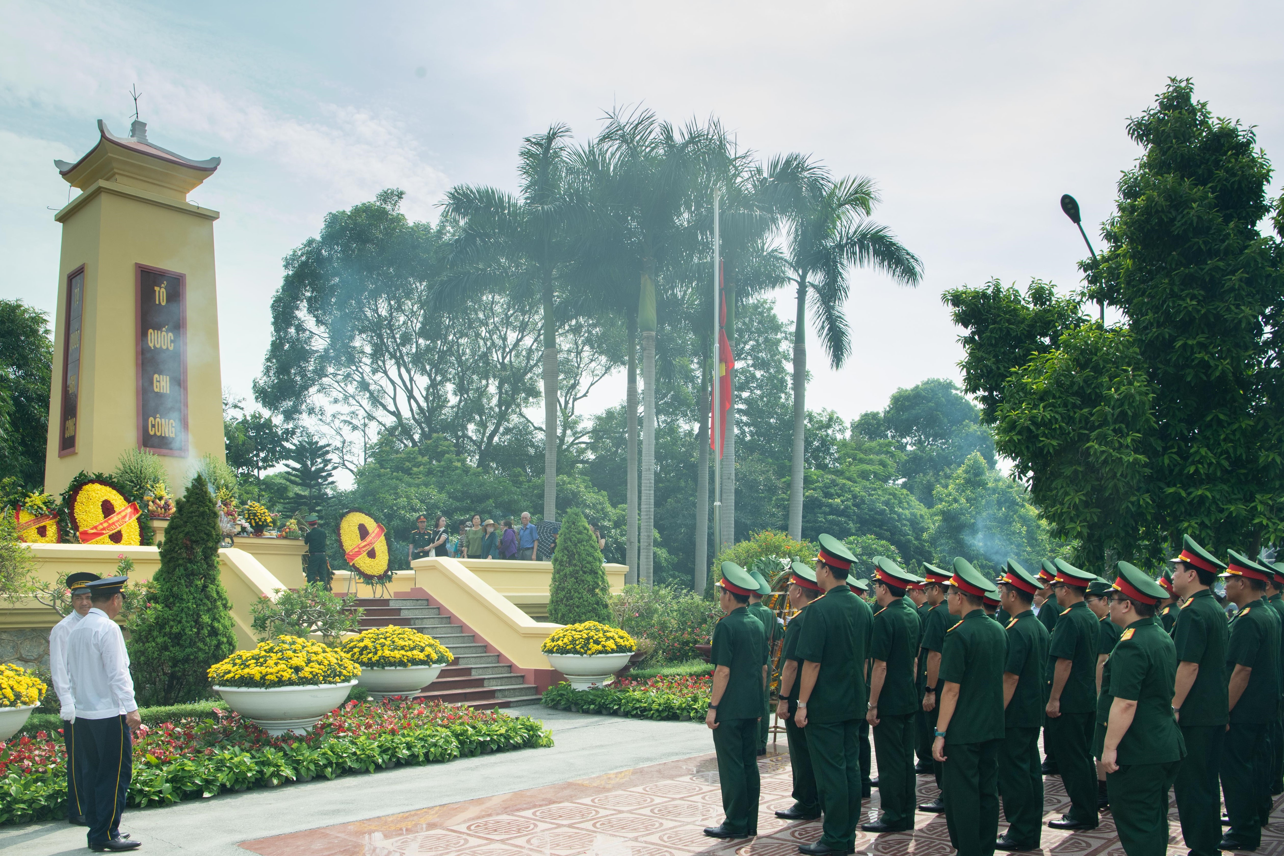 20240727 Lanh dao Tap doan vieng Lang Bac-1133