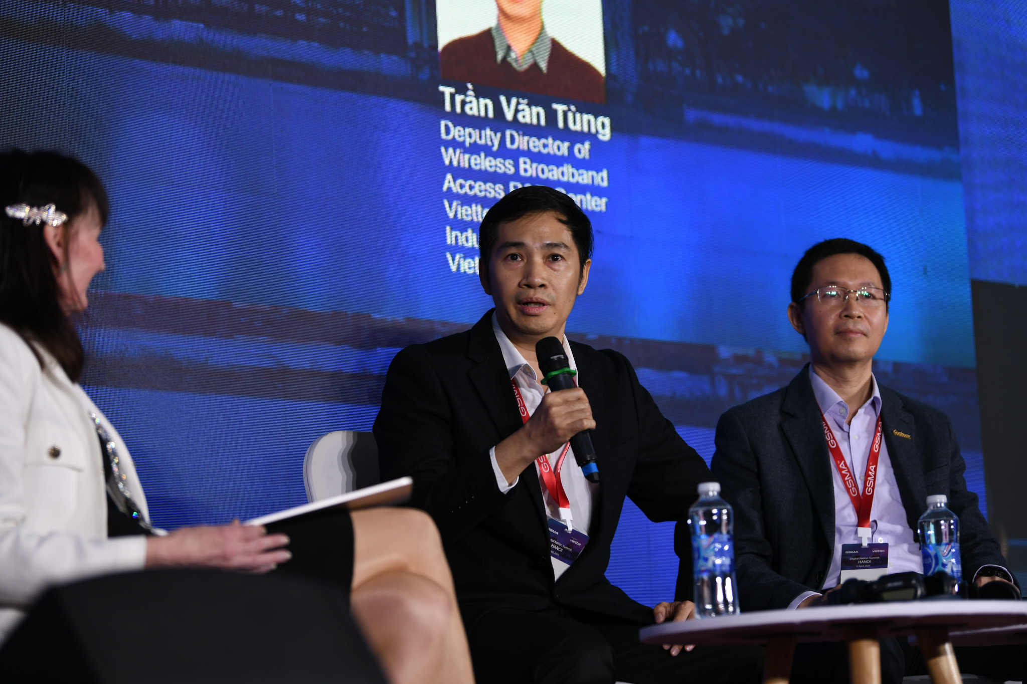 Hoang Hung Hai panel photo
