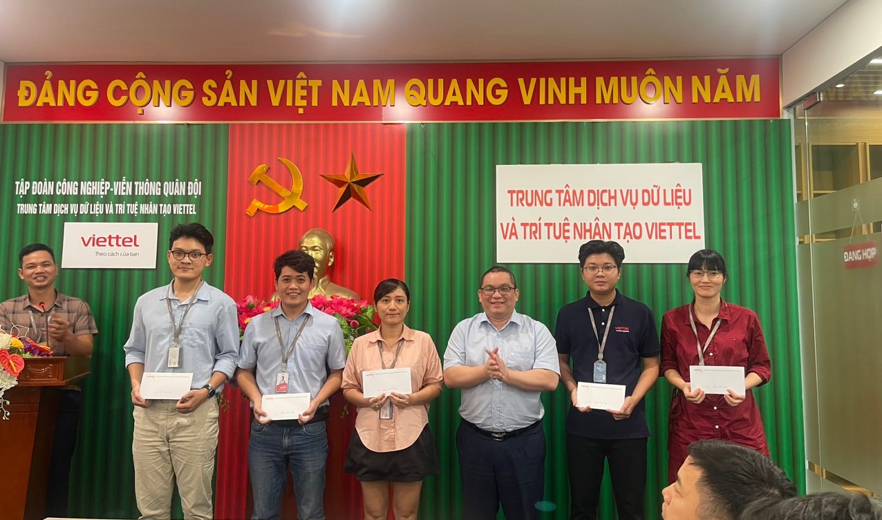 Trao thưởng cho cá nhân xuất sắc tại Viettel AI