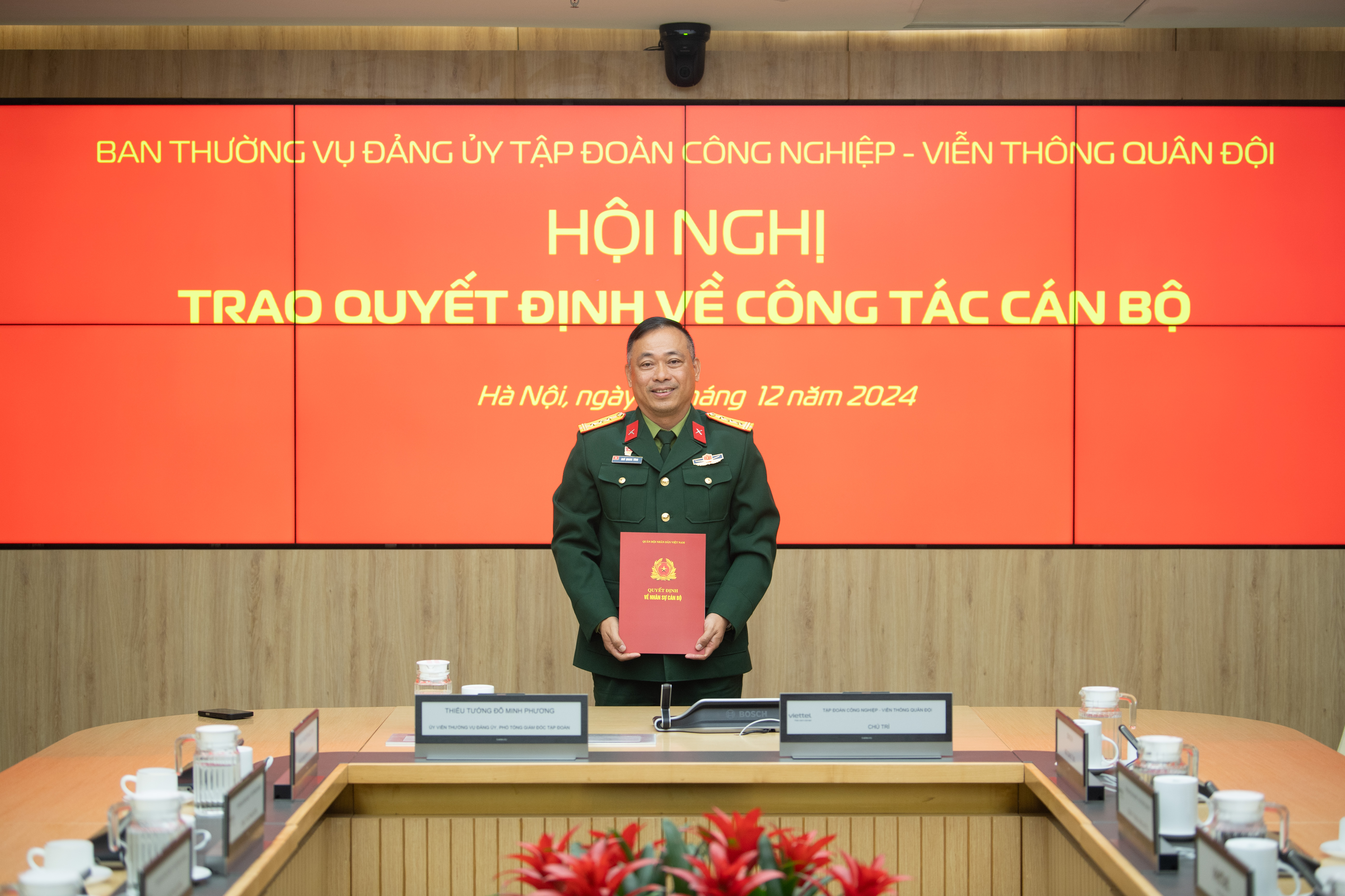 2024.12.31 PGTD Do Minh Phuong trao qd pgd cty the thao Viettel Ngo Quang Tung-1