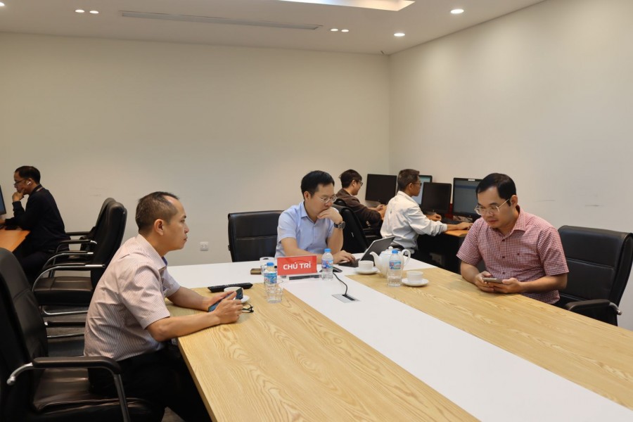 5h sáng ngày 30/4, TGĐ Lưu Mạnh Hà, Trưởng phòng CTr Bùi Văn Họa, GĐ KV3 Nguyễn Thanh Quang đã có mặt tại phòng tình huống để chỉ đạo, điều hành công tác trực giám sát mạng lưới.