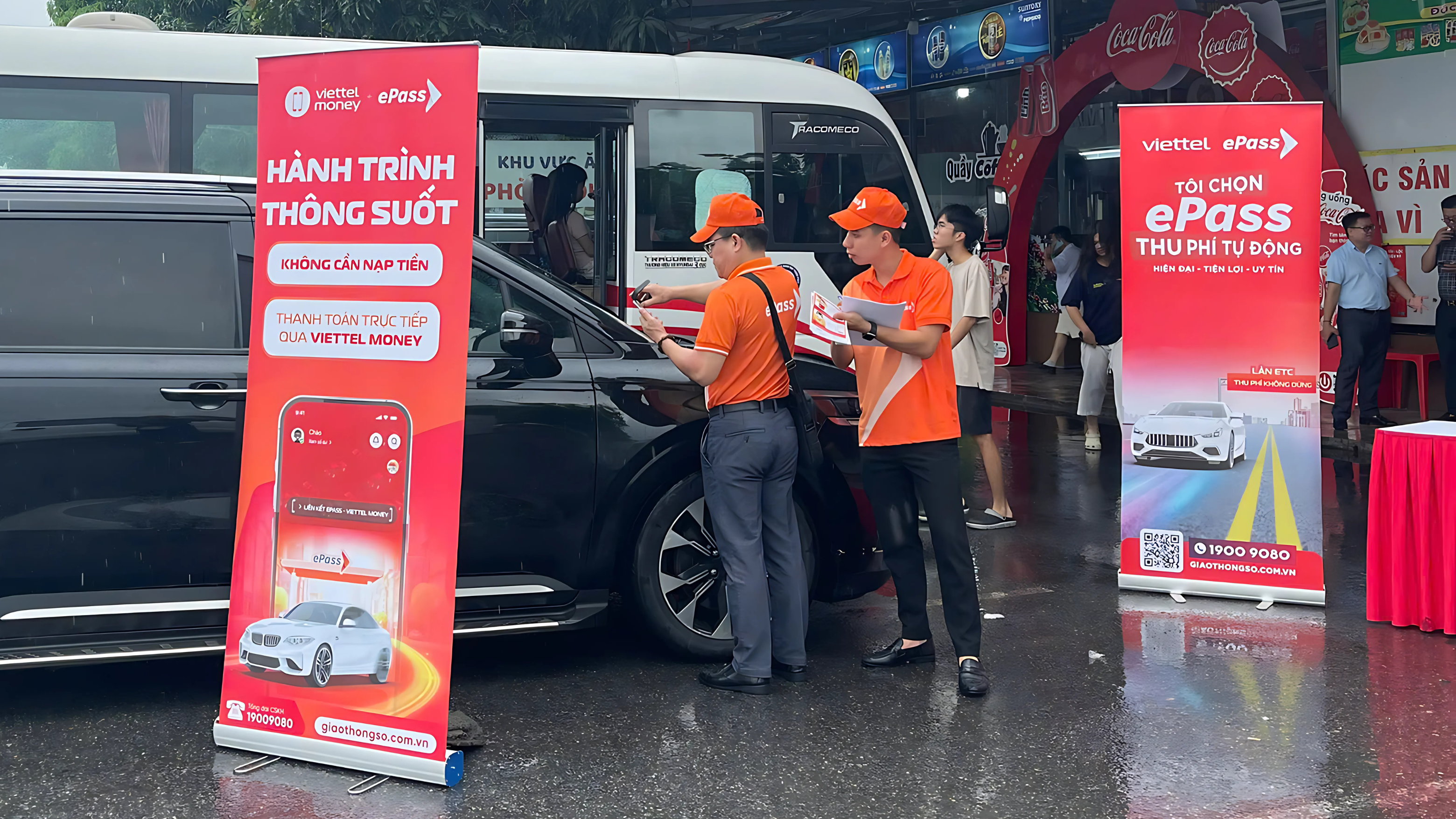 Đội ngũ ePass hỗ trợ các phương tiện trên tuyến cao tốc Hà Nội - Lào Cai ngày 10/6