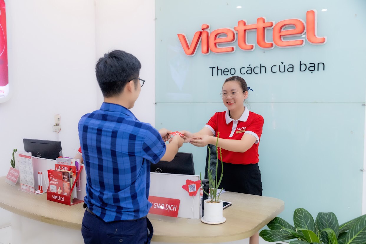 Nhân viên Cửa hàng trực tiếp Viettel hỗ trợ đăng ký thông tin chính chủ