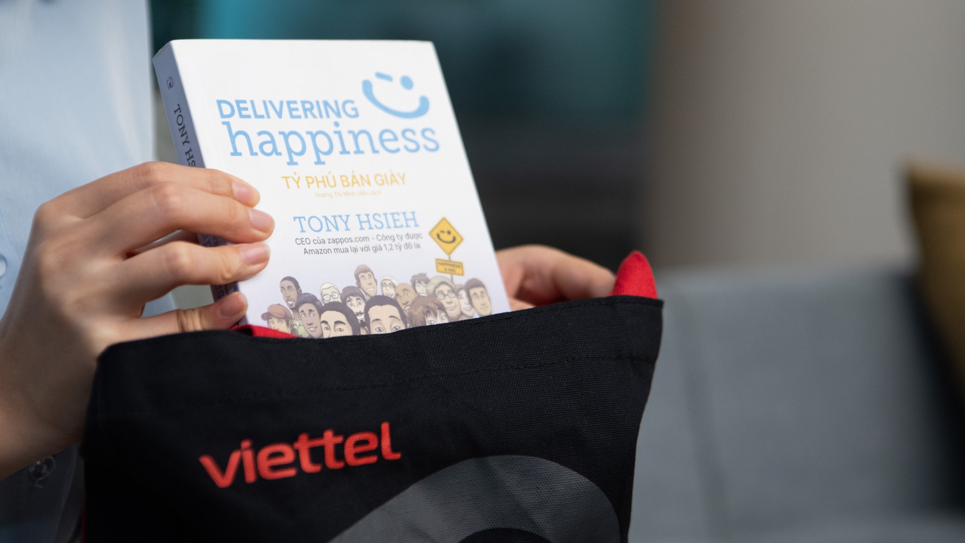 'Tỷ phú bán giày' dưới góc nhìn Viettel