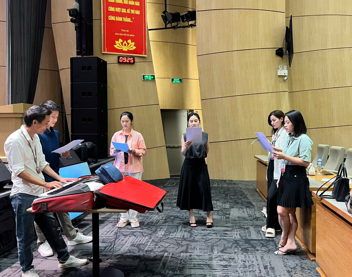 Phụ nữ Viettel luyện tập cả cuối tuần cho hội thi âm nhạc cổ truyền Quân đội