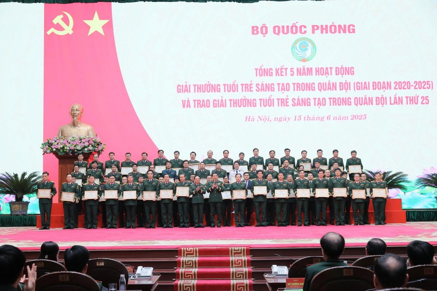 Bộ trưởng Bộ Quốc phòng Phan Văn Giang và Chủ nhiệm Tổng cục Chính trị Quân đội nhân dân Việt Nam Trịnh Văn Quyết trao Bằng khen của Bộ trưởng Bộ Quốc phòng tặng các tập thể, cá nhân tiêu biểu trong tổ chức, tham gia Giải thưởng lần thứ 25 và giai đoạn 2020-2025