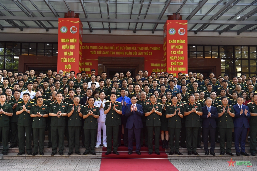 Thủ tướng Phạm Minh Chính và các đồng chí lãnh đạo Bộ Quốc phòng chụp ảnh cùng các đại biểu.