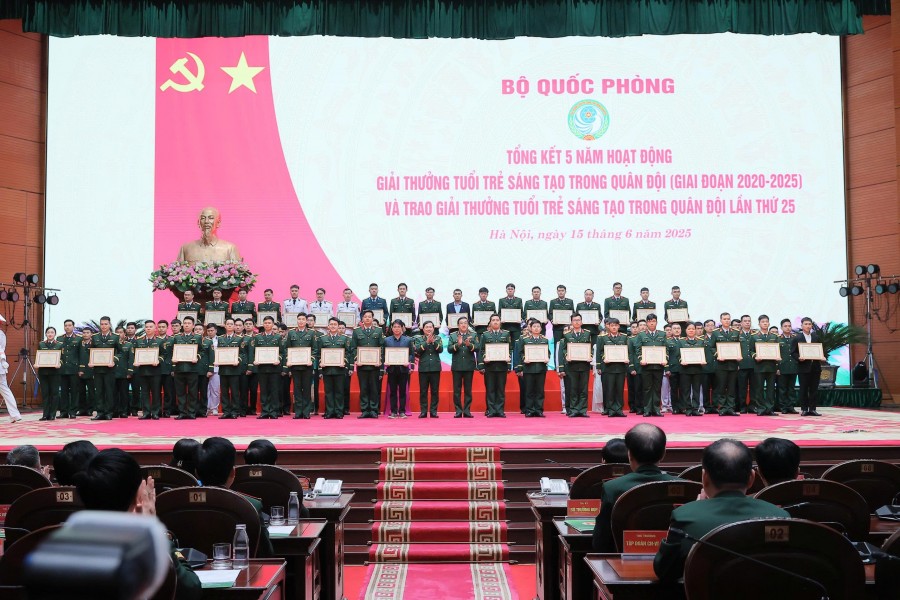 ãnh đạo Bộ Quốc phòng, thủ trưởng Bộ Tổng Tham mưu QĐND Việt Nam, Tổng cục Chính trị QĐND Việt Nam trao chứng nhận của Chủ nhiệm Tổng cục Chính trị tặng các tác giả, nhóm tác giả có công trình đoạt giải Ba tại Giải thưởng TTST trong Quân đội lần thứ 25