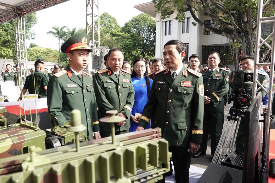 Đại tướng Phan Văn Giang thăm gian hàng trưng bày của tuổi trẻ Viettel