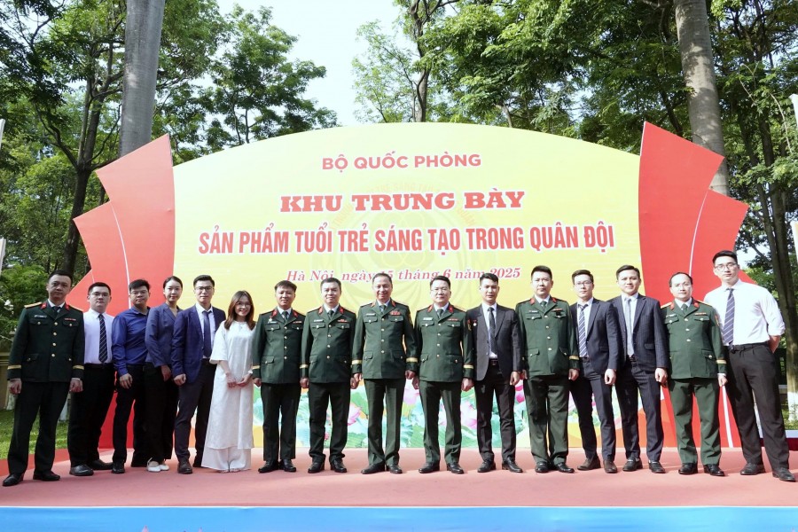 Đồng chí Thiếu tướng Nguyễn Đình Chiến chụp hình lưu niệm cùng đại diện Lãnh đạo CQCT, TCT VHT, các chủ nhiệm công trình đạt giải và lực lượng trưng bày