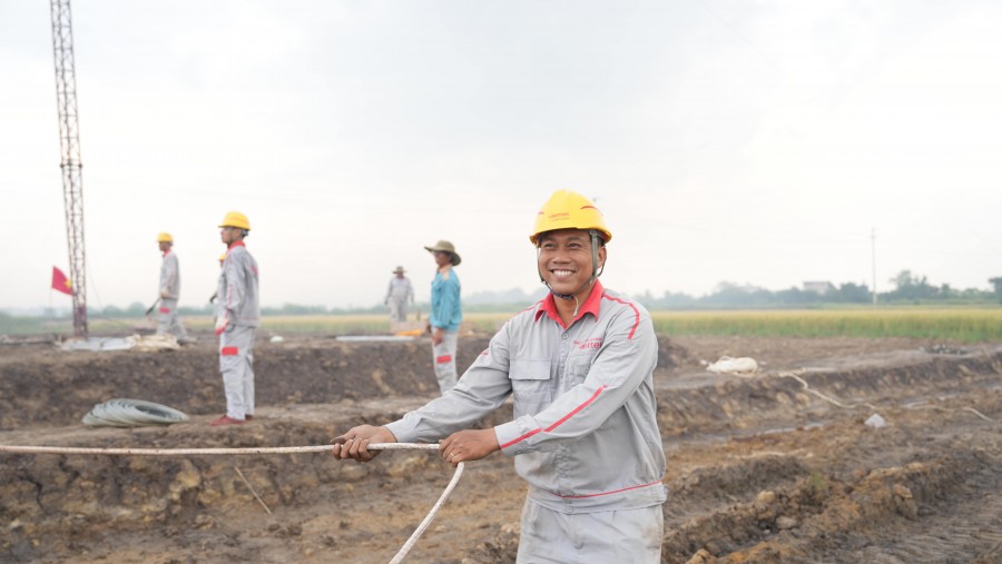 Dù thời tiết nắng nóng nhưng anh Dương Minh Hải vẫn rạng rỡ trên công trường