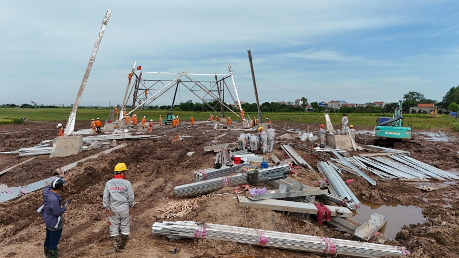 Công trường đầy bùn đất nhão nhoẹt vì mưa