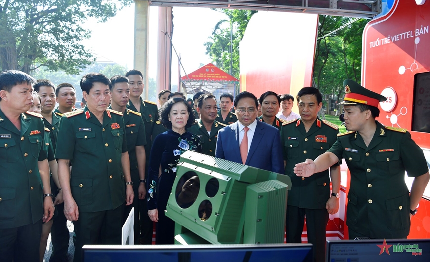 Thủ tướng Phạm Minh Chính đến thăm quan gian hàng của Viettel tại Khu trưng bày Sản phẩm Tuổi trẻ Sáng tạo trong Quân đội