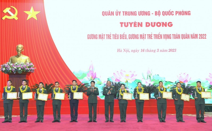 Lãnh đạo BQP trao thưởng cho 10 GMTTB toàn quân năm 2022